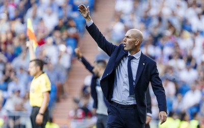 绿茵电竞快讯-C罗戴帽刷新纪录